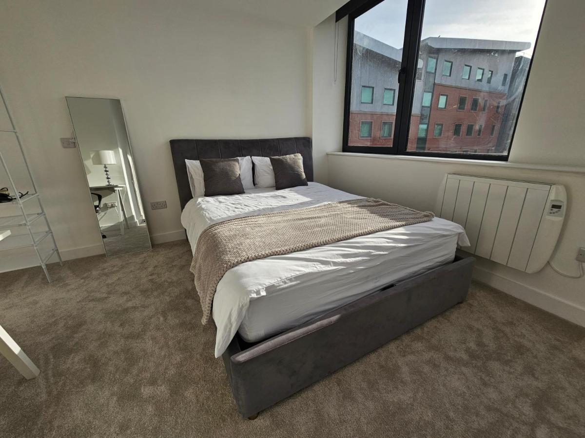 Brand New Trafford Apartment Манчестър Екстериор снимка