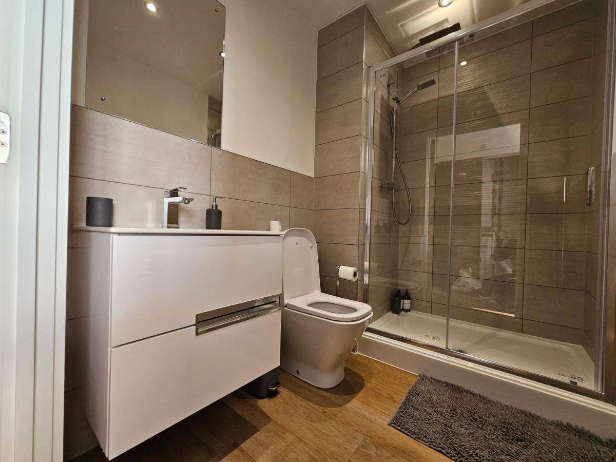 Brand New Trafford Apartment Манчестър Екстериор снимка